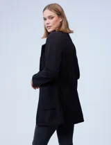 Blazer beige de algodón soft, marca Dictionary. Tiene cuello solapa, abertura central y bolsillos delanteros.