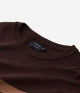 Suéter de punto Marfinno con cuello redondo y mangas largas. Presenta un diseño de rayas horizontales en tonos marrones y beige sobre una base de color marrón oscuro.