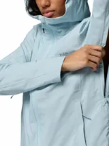 Campera cortaviento e impermeable Columbia Trailborne 2.5L en color celeste, con capucha integrada, cierre frontal bidireccional, bolsillos con cierre y tecnología Omni-Tech.