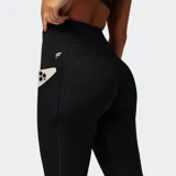Calza deportiva Fabletics modelo PureLuxe Oasis, de color negro, corte ajustado y tiro alto con bolsillos laterales.