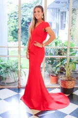 Vestido de fiesta largo color rojo, confeccionado en crepe grueso, de corte sirena con escote en V, mangas cortas y cola en la parte posterior.
