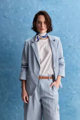 Blazer color beige claro, de corte clásico con solapa, cierre de un botón y bolsillos delanteros de vivo.