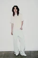 Camiseta de manga corta y cuello redondo, calce regular, color crema con textura jaspeada.