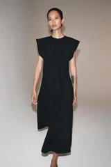 Vestido midi de Zara Woman Collection confeccionado en hilatura de algodón color celeste, con cuello redondo, manga corta y detalles de pliegues en la cintura. Presenta falda en línea evasé y cierre en la espalda con abertura y botón.