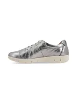 Sneakers de cuero metalizado en color plateado, con diseño de líneas simples, cordones claros y suela blanca cómoda.