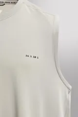 Musculosa de entrenamiento Zara Athleticz, confeccionada en tejido técnico ligero y elástico con zonas perforadas para mayor transpirabilidad. Presenta cuello redondo, corte regular fit y detalle de logo estampado en el pecho y el ruedo.