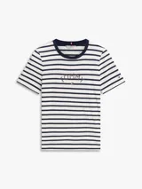 Remera de corte regular con diseño de rayas horizontales azul marino sobre fondo blanco, de manga corta y cuello redondo. Cuenta con el logo gráfico de Tommy Hilfiger bordado en el pecho.