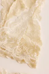 Soutien tipo bralette negro de encaje con diseño floral, espalda estilo nadador y elástico en el bajo busto para sujeción.