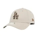Gorra de béisbol color beige con el logo de los Dodgers bordado en animal print.