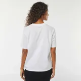 Camiseta blanca de algodón con estampado de la lengua de los Rolling Stones con diseño animal print en tonos rosa y negro.