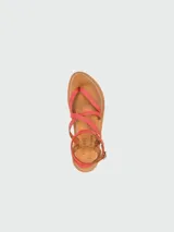 Sandalias planas de cuero color rojo, diseñadas en colaboración entre Longchamp y K. Jacques. Presentan un diseño de tiras finas cruzadas sobre el empeine y una tira ancha envolvente en el tobillo con cierre de hebilla dorada y detalle de botón metálico. La suela es plana de cuero en tono natural.