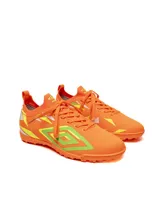 Championes de fútbol Umbro, color negro con detalles en fucsia, turquesa y plateado. Diseño con cordones y suela de goma para césped artificial.