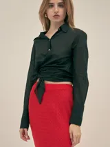 Falda larga color crema, tejida en algodón, con cintura elastizada y detalle de cobre con logo.