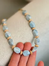 Collar corto de cuentas de cristal checo en tonos celeste marmolado y tostado.