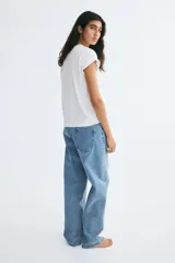 Remera de algodón de diseño oversized, color blanco, con cuello redondo y mangas cortas.