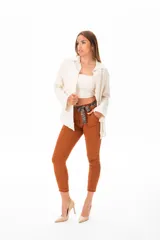 Camisa color crudo de corte recto y mangas largas.