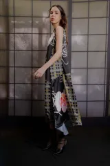 Vestido midi de seda con diseño de paneles combinados con estampado floral abstracto y patrón a cuadros. Presenta escote en V con detalle de abertura superior y corte sin mangas.