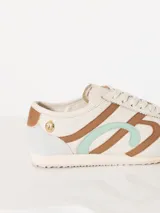 Zapatilla urbana de cuero vacuno blanco con apliques Lipstick y Ladybug. Logo JCH en los laterales.