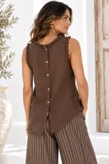 Musculosa amarilla de lino con detalles de pequeños volados en el cuello y las sisas.