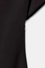 Vestido midi de color negro, confeccionado en tejido de punto con cuello barco y manga corta. Presenta un diseño ajustado en el torso que se combina con una falda inferior con vuelo y acabado evasé.