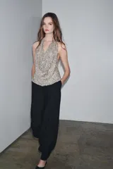 Top de cuello halter fluido con espalda descubierta, lentejuelas y tejido drapeado.