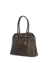 Cartera Hush Puppies modelo Minster Bag, color chocolate, de diseño estructurado con doble asa de hombro, detalles de tiras ajustables con hebillas metálicas doradas y llavero colgante con la forma del perro icónico de la marca.