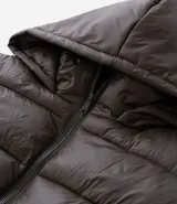 Campera puffer verde militar para hombre, con capucha, cierre frontal, bolsillos con cremallera y forro de sherpa.