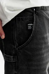 Jean carpenter de calce amplio estilo workwear, con bolsillos extra y diseño suelto.