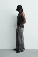 Musculosa de corte slim fit confeccionada en tejido de algodón con elasticidad, cuello redondo amplio y efecto lavado.