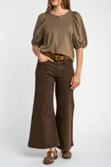 Remera color ladrillo de algodón peinado, de corte ajustado, con cuello redondo y mangas globo 3/4.