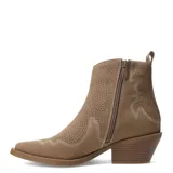 Botas estilo western de caña baja, color taupe, con detalles de perforaciones y costuras decorativas en contraste. Presentan un taco cuadrado y punta ligeramente redondeada.