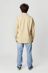 Camisa verde oliva de manga larga con cuello clásico y cierre frontal con botones.