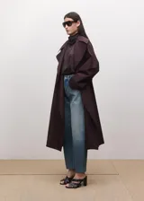 Jeans Leena de corte relajado, tiro alto y diseño de pernera ligeramente cónica en color azul medio con efecto deslavado.