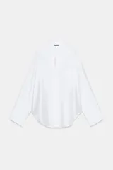 Camisa blanca oversize de tejido satinado, con cuello solapa, escote en V, manga larga y bolsillo de plastrón en el frente.