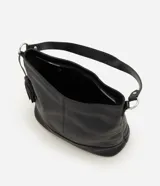Cartera hobo grande de cuero marrón, marca Satinato, con correa ajustable y detalle de tassel lateral.