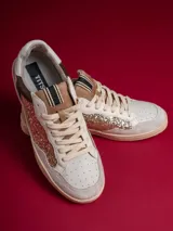 Championes urbanos Champion modelo Compe, color gris con detalles en blanco y suela color caramelo.