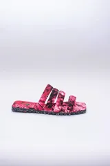 Sandalias planas con capellada de algodón estampada con diseño batik en tonos rosa y negro. Suela de neumáticos reciclados.