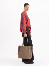 Cartera tipo shopper de cuero vacuno flor graneado, con formato amplio y estructura flexible. Presenta dos cierres verticales decorativos en el frente con tiracierres personalizados y doble manija de hombro.