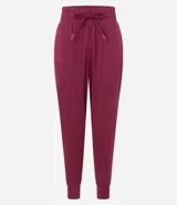 Pantalón de jogging deportivo azul con cintura ajustable con cordón, bolsillos laterales y tobillos ajustados.