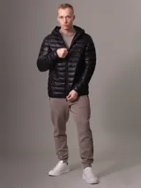 Campera acolchada Calvin Klein color negro, con capucha, cierre frontal con cremallera y bolsillos laterales con cremallera.