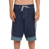 Boardshort Billabong de corte largo en color azul marino, con detalles en celeste y beige en los laterales y dobladillo. Cuenta con cintura fija y cordón ajustable blanco.