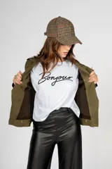 Chaqueta roja de gamuza sintética, estilo biker, con cierre asimétrico, solapas con botones a presión y bolsillos con cierre.