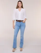Jean elastizado de tiro alto y pierna semi-oxford, color azul, con diseño clásico de cinco bolsillos y dobladillo en el ruedo. Incluye un cinturón trenzado de cuerina marrón con hebilla metálica dorada.
