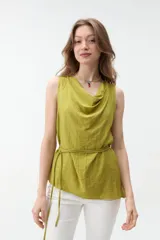 Musculosa verde militar con cuello drapeado, sin mangas y con cordón ajustable en la cintura.