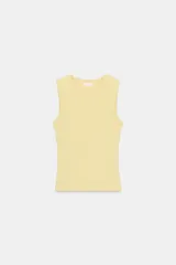 Top sin mangas, color amarillo pálido, de tejido acanalado (rib) y corte ajustado al cuerpo, con cuello redondo.