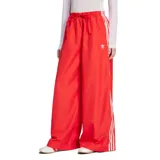 Pantalon Adidas de corte ancho y tiro alto, color rojo, con cintura elástica ajustable mediante cordón. Presenta las icónicas tres tiras blancas laterales y el logo del trébol bordado en la parte superior.