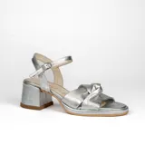 Sandalias de cuero color dorado, con plataforma y taco cuadrado. Presentan tiras cruzadas en el empeine y pulsera al tobillo con hebilla.