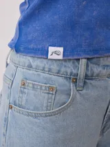 Musculosa de algodón con efecto lavado, cuello redondo y diseño ajustado al cuerpo.