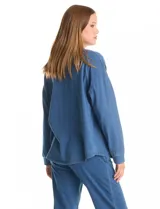 Cardigan abierto de denim liviano, con corte holgado y recto. Presenta solapas amplias, bolsillos frontales funcionales, hombros caídos y ruedo redondeado.