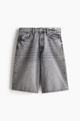 Bermuda de cinco bolsillos en denim de algodón rígido, con corte holgado, pierna amplia y tiro caído.